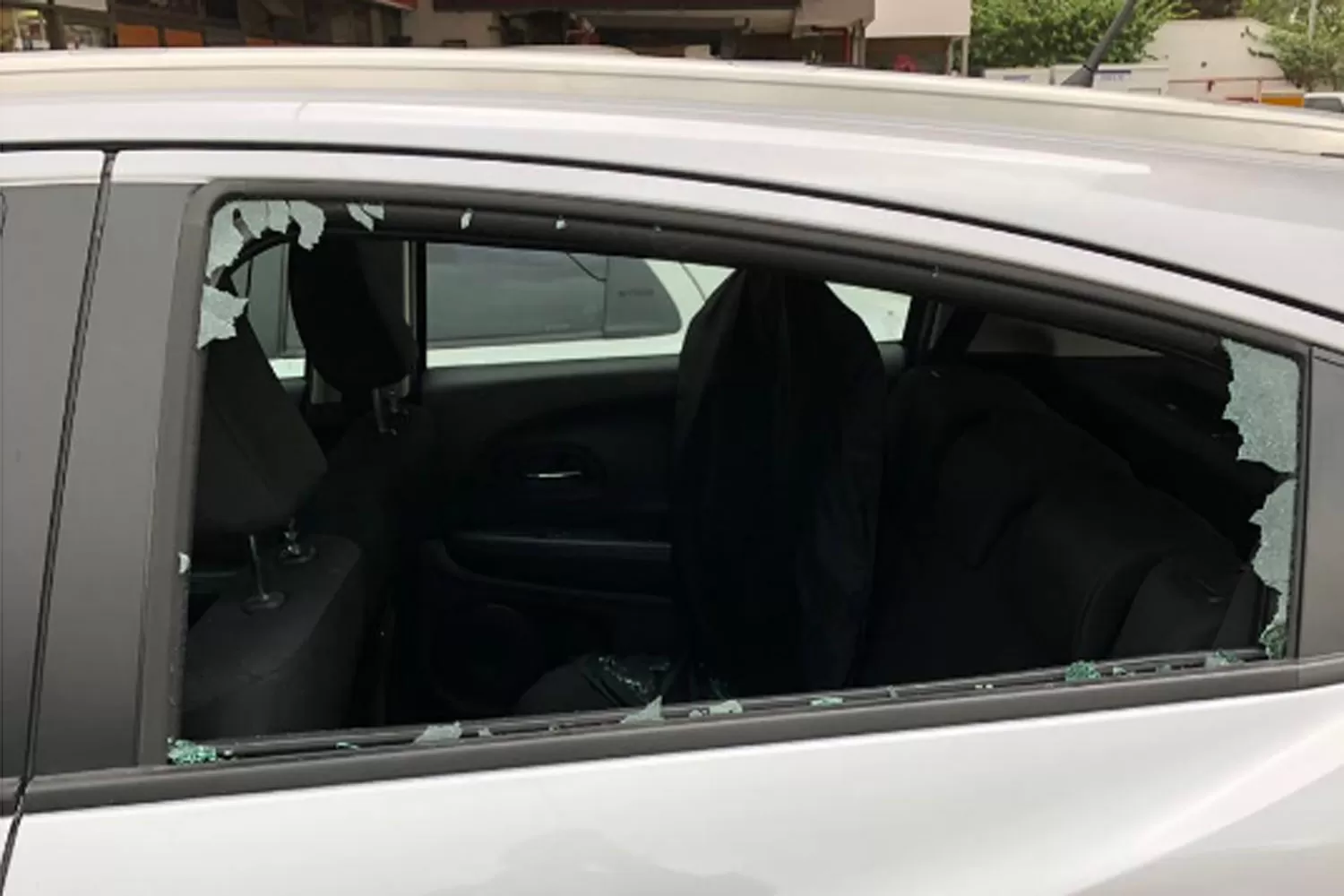 Así quedó la ventanilla del auto.