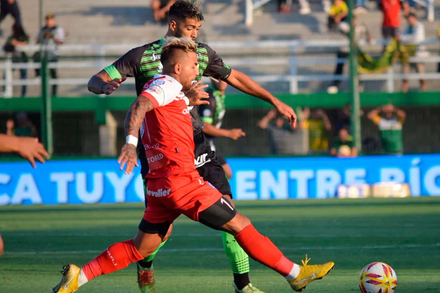 MANO A MANO. Defensa venció a Argentinos en Florencio Varela.