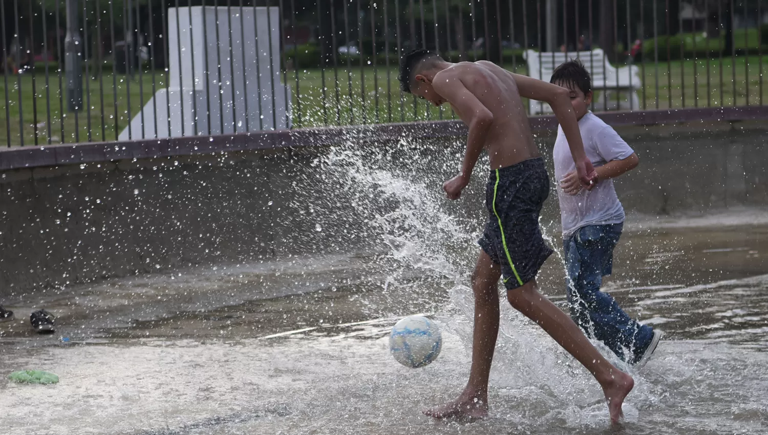 CALOR Y HUMEDAD. Se espera un día pesado y con posibles tormentas.