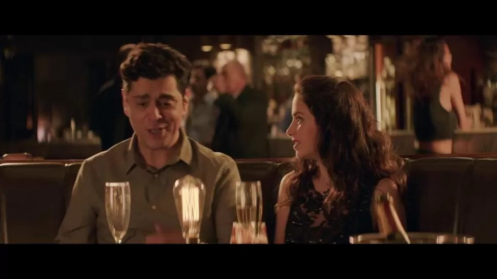 “A OSCURAS”. La realización trata sobre seres solitarios y marginales que sobreviven en la gran ciudad, al borde de crisis y conflictos permanentes.  