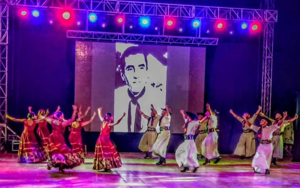 EN EL ESCENARIO. El ballet durante uno de los cuadros que presentó.  