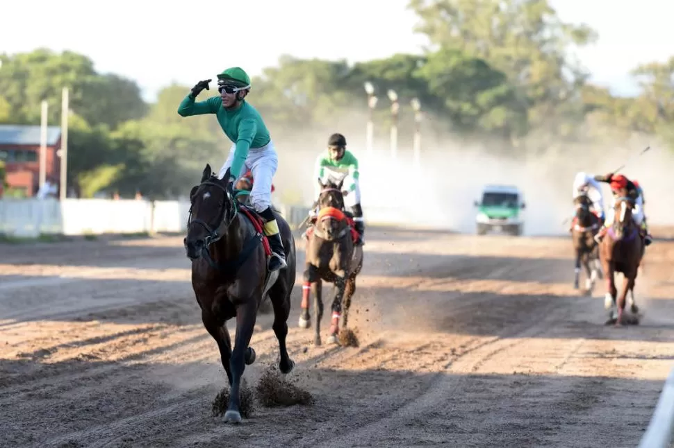 MERECIDO FESTEJO. Ángel Vai celebra sobre la montura de Slam Zensational el contudente triunfo conseguido en la central. la gaceta / foto de diego aráoz