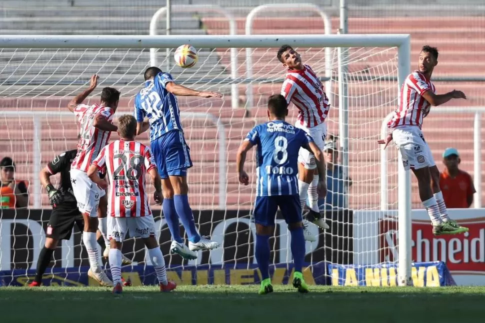 SIN RESISTENCIA. Agustín Heredia salta sin obstáculos en el área de San Martín pero su cabezazo se irá desviado. La defensa “santa” otorgó muchas ventajas. FOTO MARCELO RUIZ ESPECIAL PARA LA GACETA 