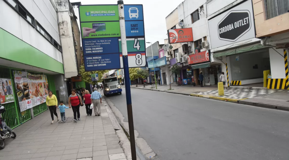 AUSENCIA EN LA CÓRDOBA. Sin los coches que suben por esta arteria, las paradas lucieron completamente desoladas en la primera jornada del paro. LA GACETA / fotos de Analía Jaramillo  