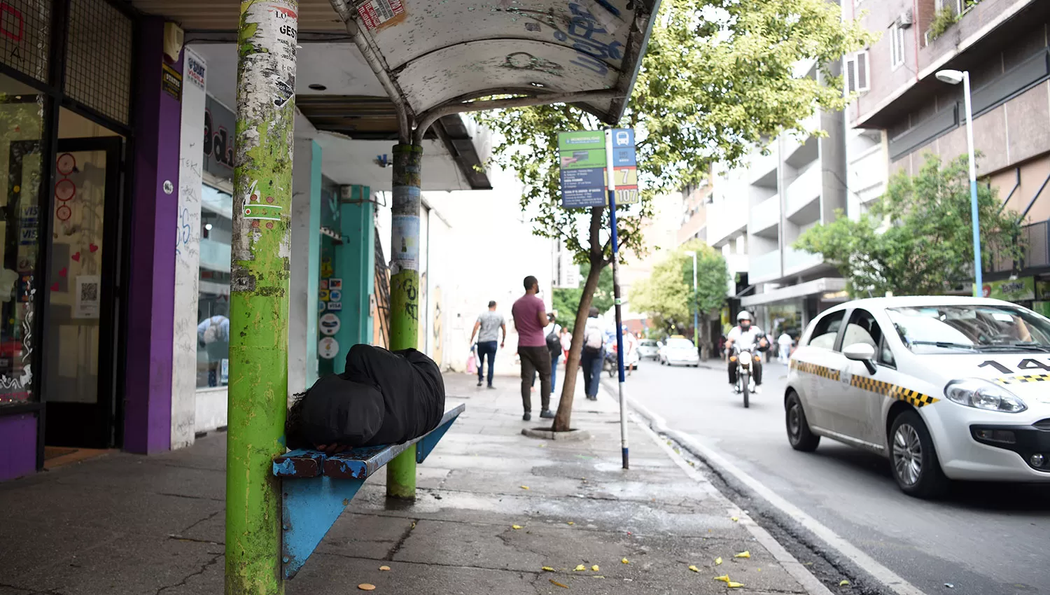 SIN SERVICIO. Así se vieron las paradas de colectivos en las primeras horas del martes. 