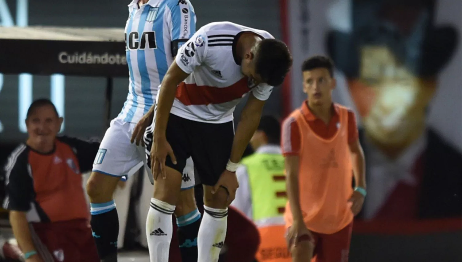 Palacios se retiró dolorido el pasado domingo ante Racing. FOTO TOMADA DE TWITTER.COM/CARPOFICIAL