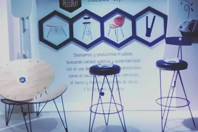 De desechos surgen banquetas, sillas y mesas de diseño