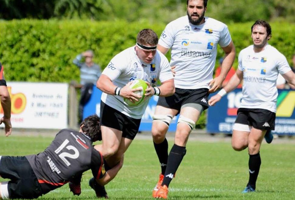 ETAPAS. Gonzalo durante su paso por Bassin D’Arcachon (izquierda) y ahora en Tarbes, club donde pretende continuar. 