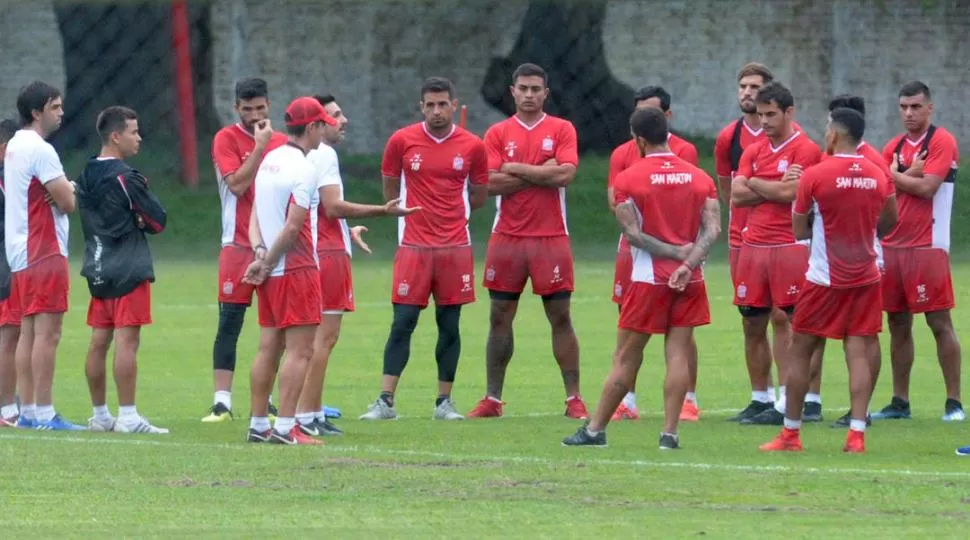 AYER HABLÓ CON LOS JUGADORES, HOY LO HARÁ CON LA PRENSA. Coyette tiene mucho para corregir desde lo futbolístico y demasiado temas para explicar. El entrenador y los jugadores no bajan los brazos. la gaceta / foto de franco vera