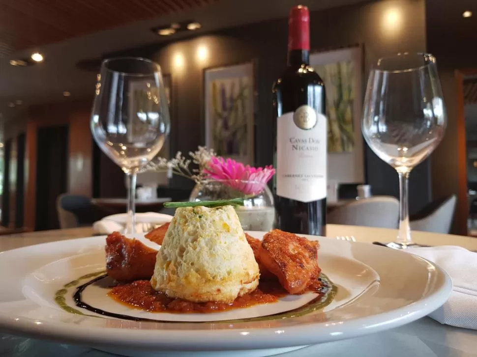 EL MENÚ: Pollo asado con souflé de choclo y verdeo, y una copa de vino.  