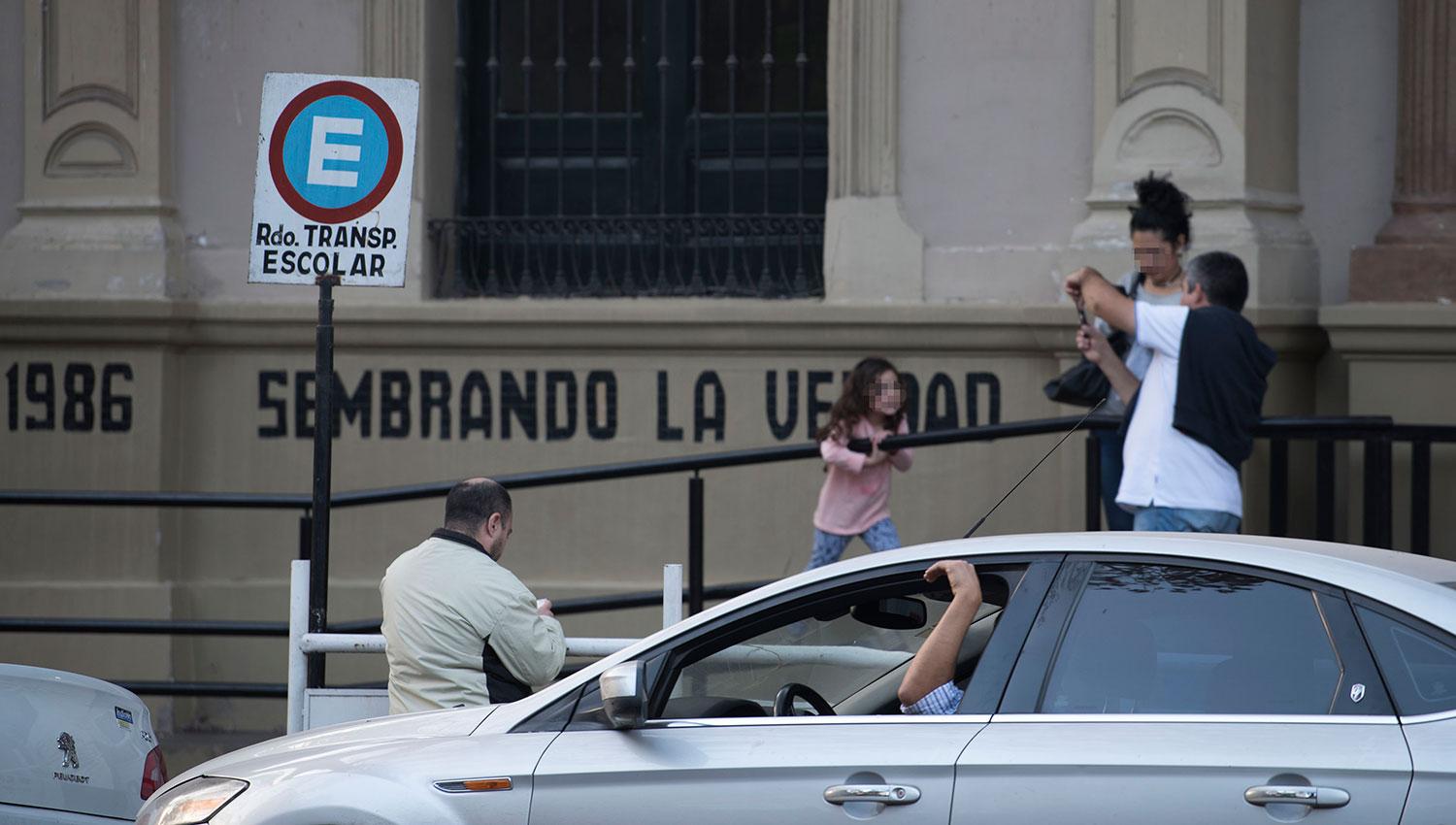 Siete claves para entender la ordenanza que prohíbe estacionar frente a escuelas y colegios