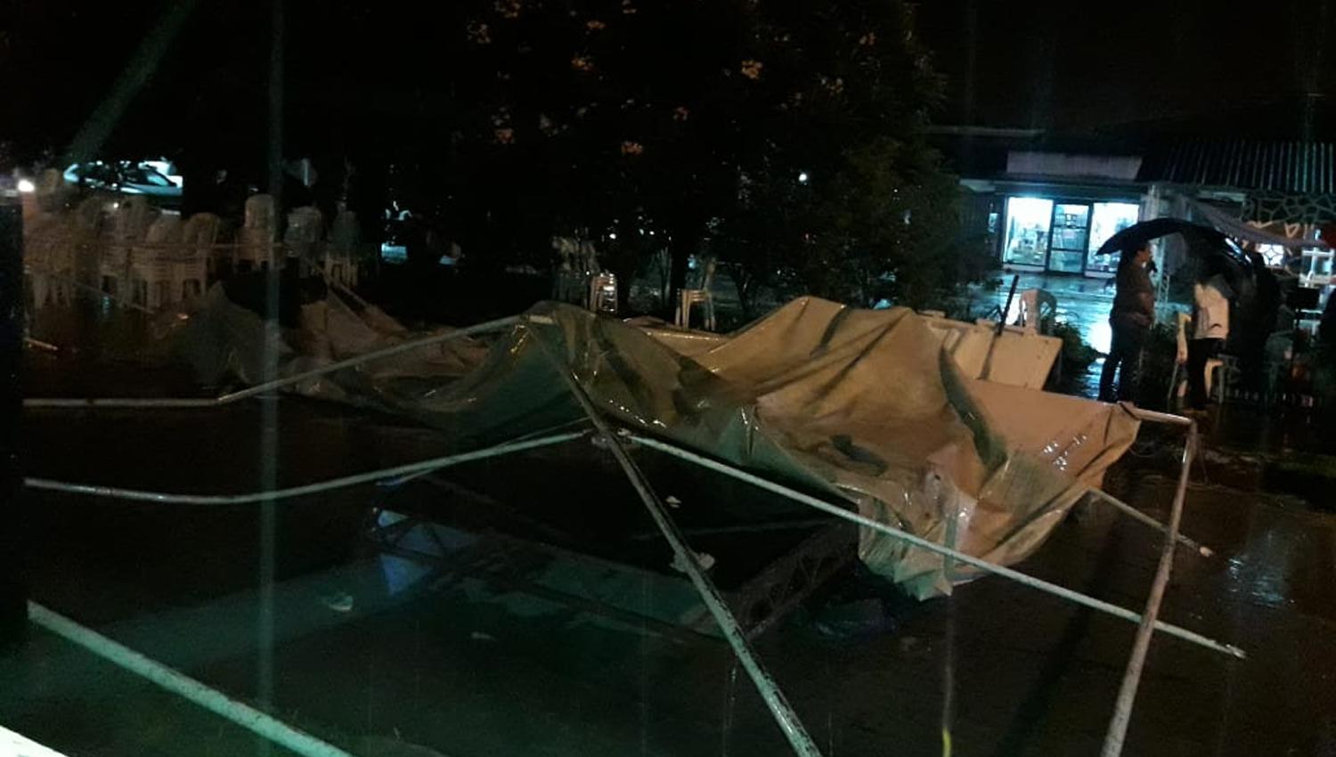 TEMPORAL. Una carpa cayó durante una misa en Aguilares.