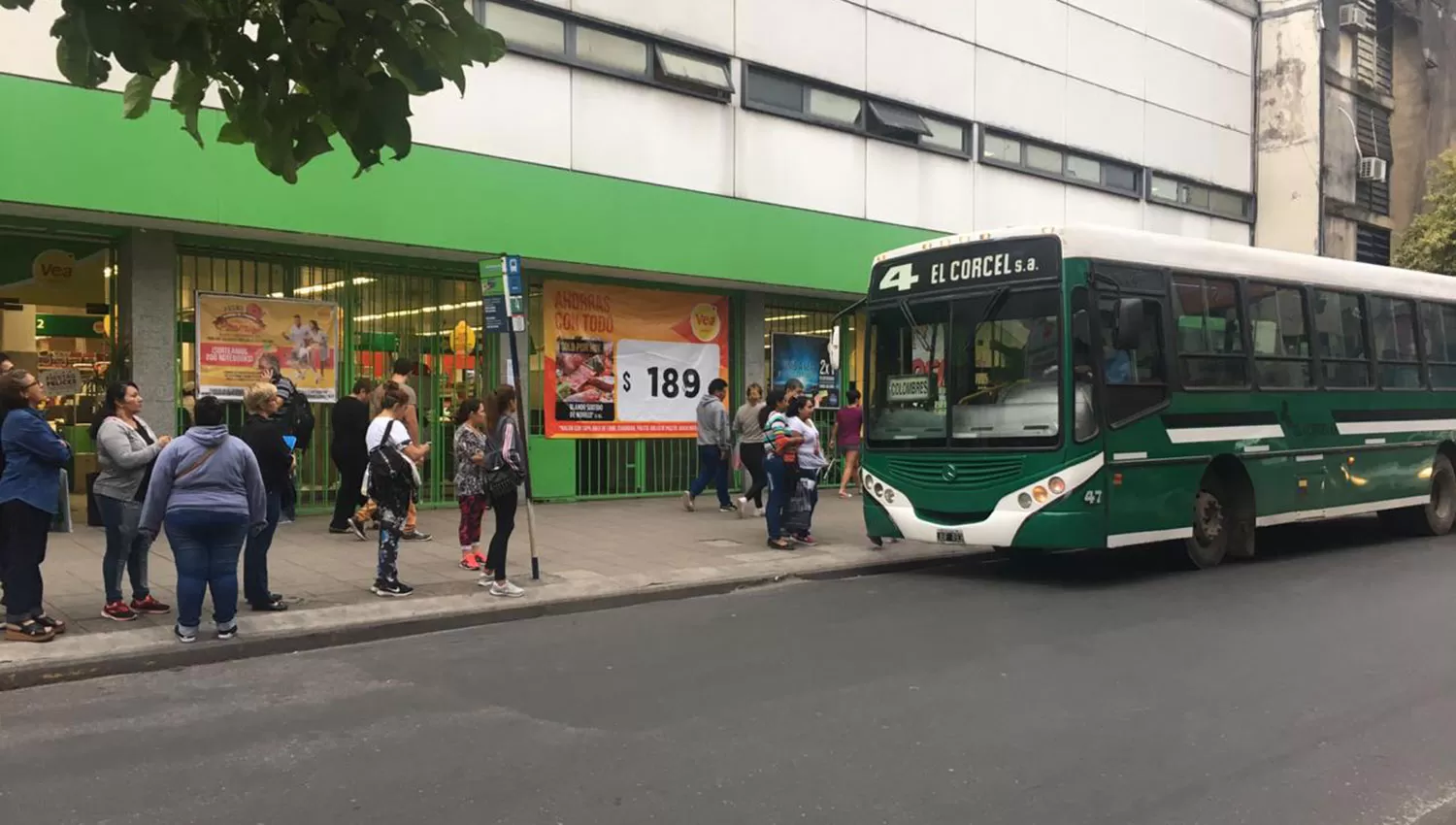 Las paradas de colectivos se llenaron desde las 18, cuando reanudaron el servicio. 