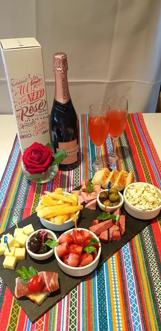 PICADA ROMÁNTICA. En Restó 9 y en Patio Los Naranjos, los socios del Club obtendrán 50% de descuento en un champagne y una picada.  