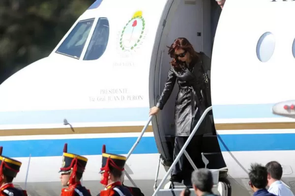 Néstor y Cristina usaban aviones presidenciales para llevar diarios al sur, confirmaron ex pilotos