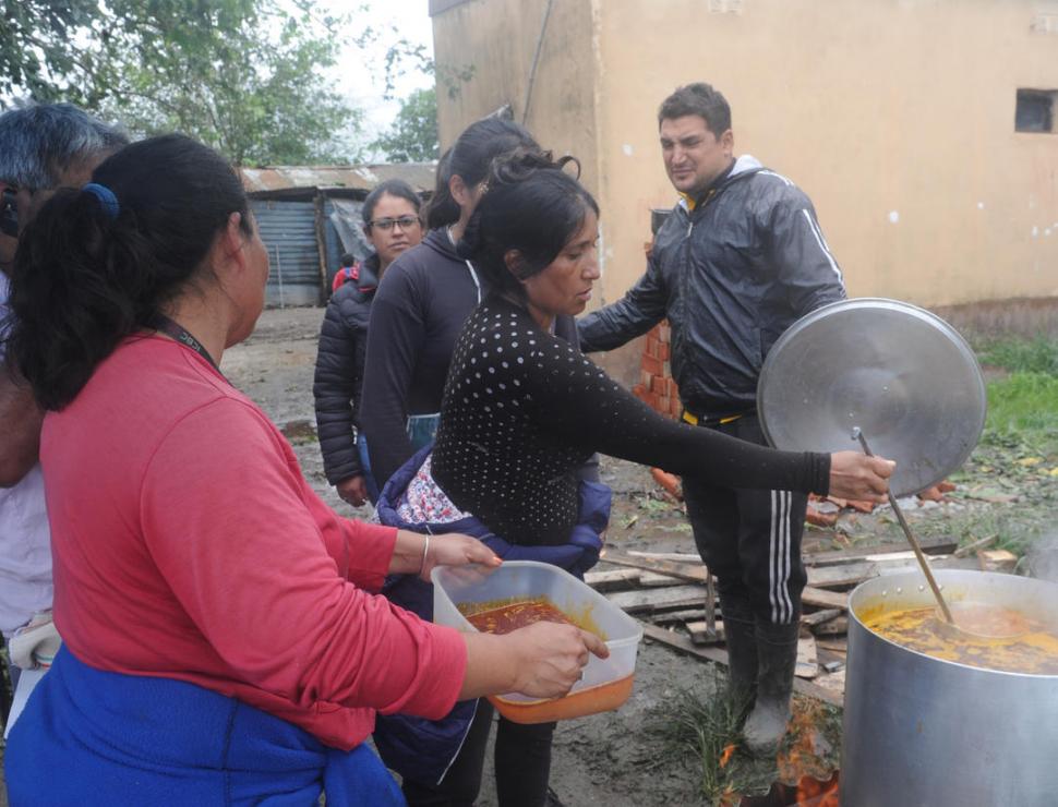 RUINAS. Un corralón se desplomó encima de unos tractores.