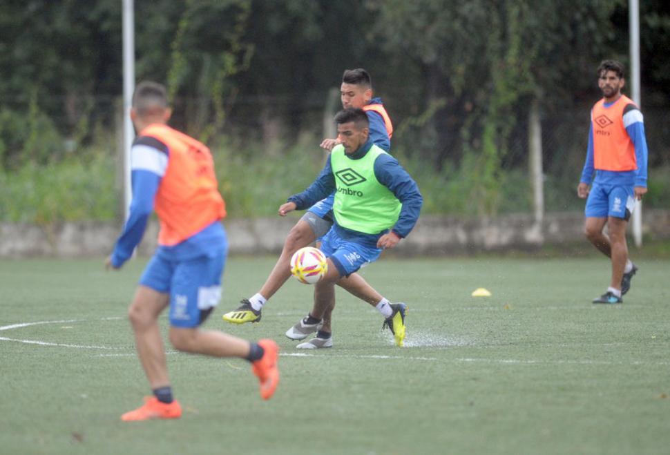A VOLAR. Kaprof, que estuvo en zona de gol ante Talleres y no tiró por pasarle el balón a Toledo, pide pista. la gaceta / fotos de franco vera 