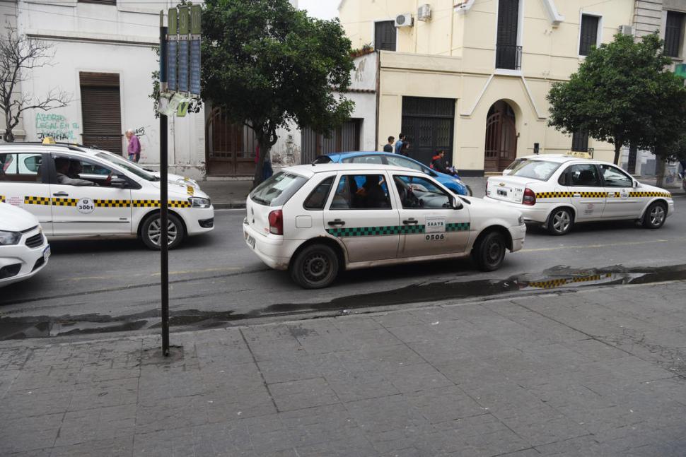 BAJADA DE BANDERA. Los usuarios se vieron obligados a subir a los taxis. secretaria de trabajo 