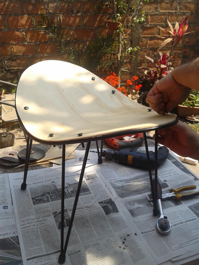 De desechos surgen banquetas, sillas y mesas de diseño