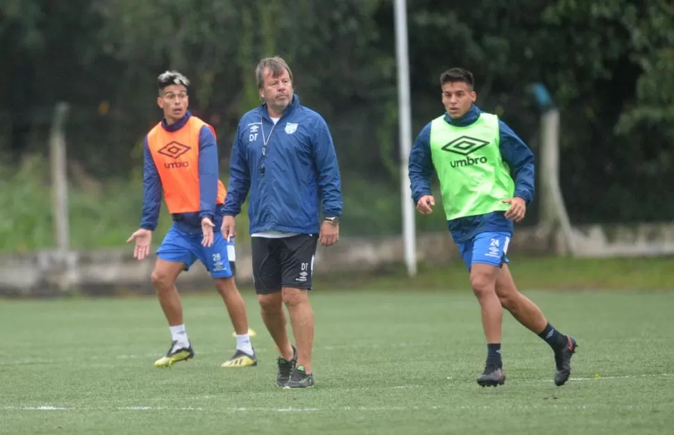 ESTRATEGAS. Zielinski, desde afuera, y Álvarez, desde adentro del campo, tienen la misión de darle el fútbol que Atlético necesita en el torneo. 