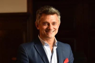 “Emprendedor es el que sabe qué hará diferente y para quién”