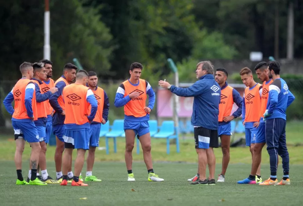  ATENCIÓN. Zielinski habla con todos sus jugadores durante la práctica de fútbol que arrojó el 11 titular en Ojo de Agua.