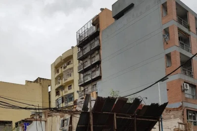 Peligro para vecinos y conductores que circulan frente a una demolición