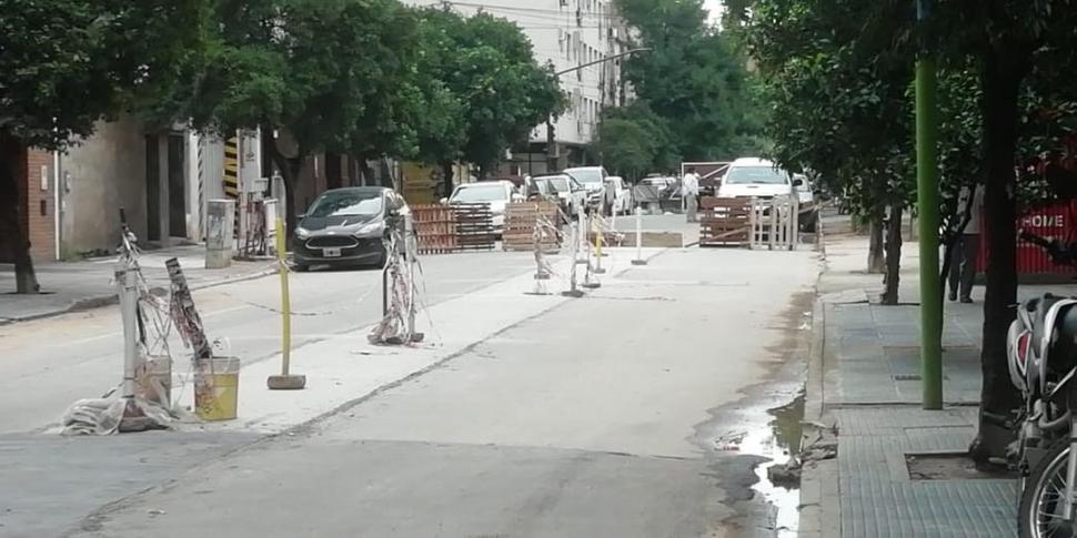 Peligro para vecinos y conductores que circulan frente a una demolición