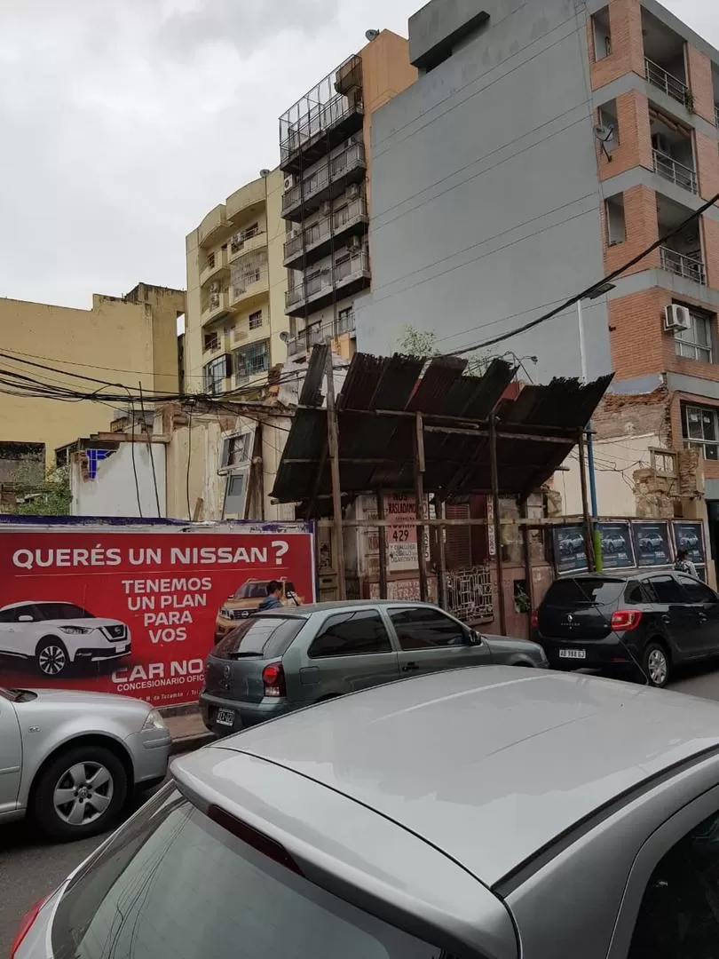 Peligro para vecinos y conductores que circulan frente a una demolición