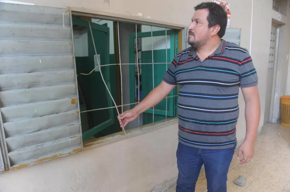 VENTANAS VIOLENTADAS. Los delincuentres tambíen forzaron armarios. la gaceta / fotos de antonio peralta