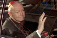 El Papa expulsó del sacerdocio a un ex cardenal acusado de pedofilia