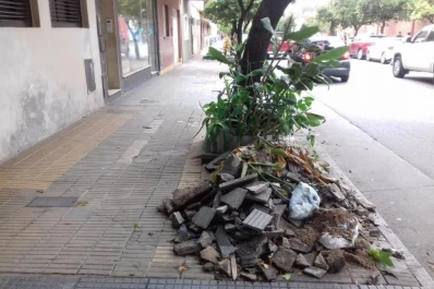 La Municipalidad arregló la vereda, pero no recogió los escombros