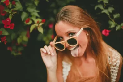 Fabrica gafas de madera con un toque cosmopolita