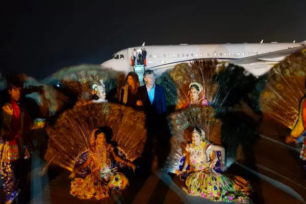 Macri llegó a la India y lo primero que hizo fue visitar el Taj Mahal