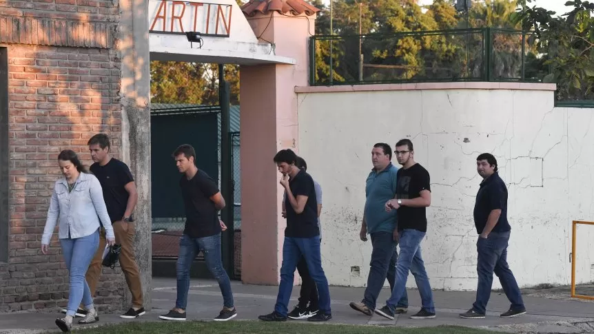 Familiares y amigos de Sala llegaron esta mañana al velorio. FOTO TOMADA DE TYCSPORTS.COM