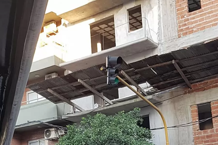 ROMPIÓ EL VIDRIO. La madera cayó justo sobre el auto.