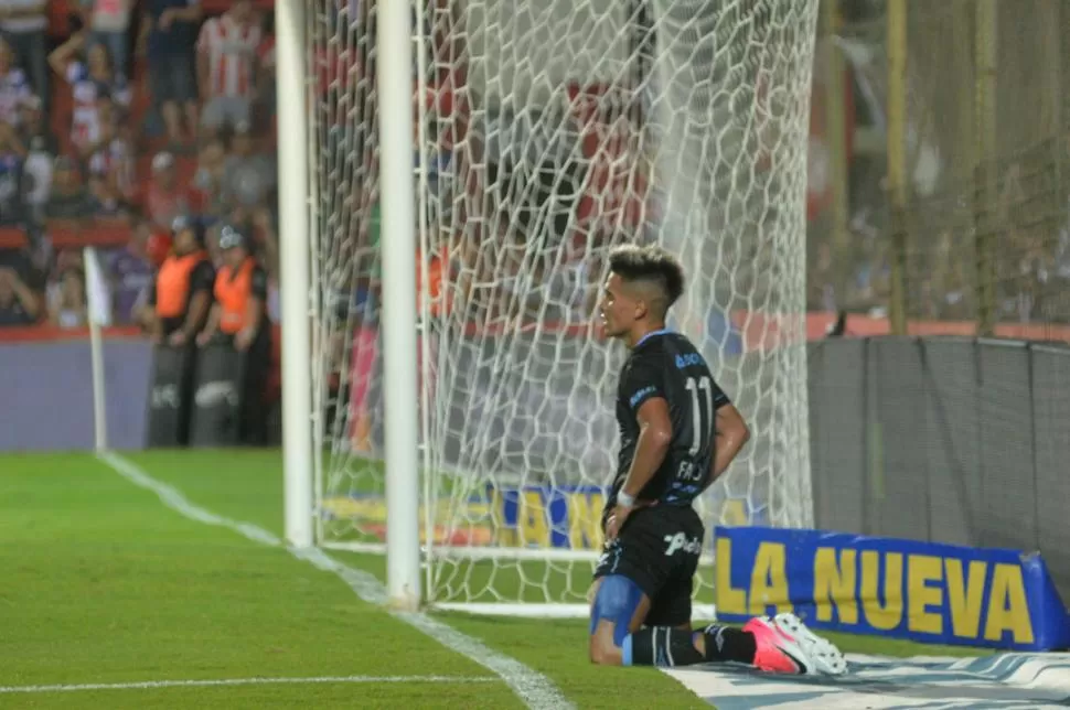 NO PUEDE SER. Álvarez se lamenta tras desperdiciar una chance clara. foto de javier escobar (especial para la gaceta)