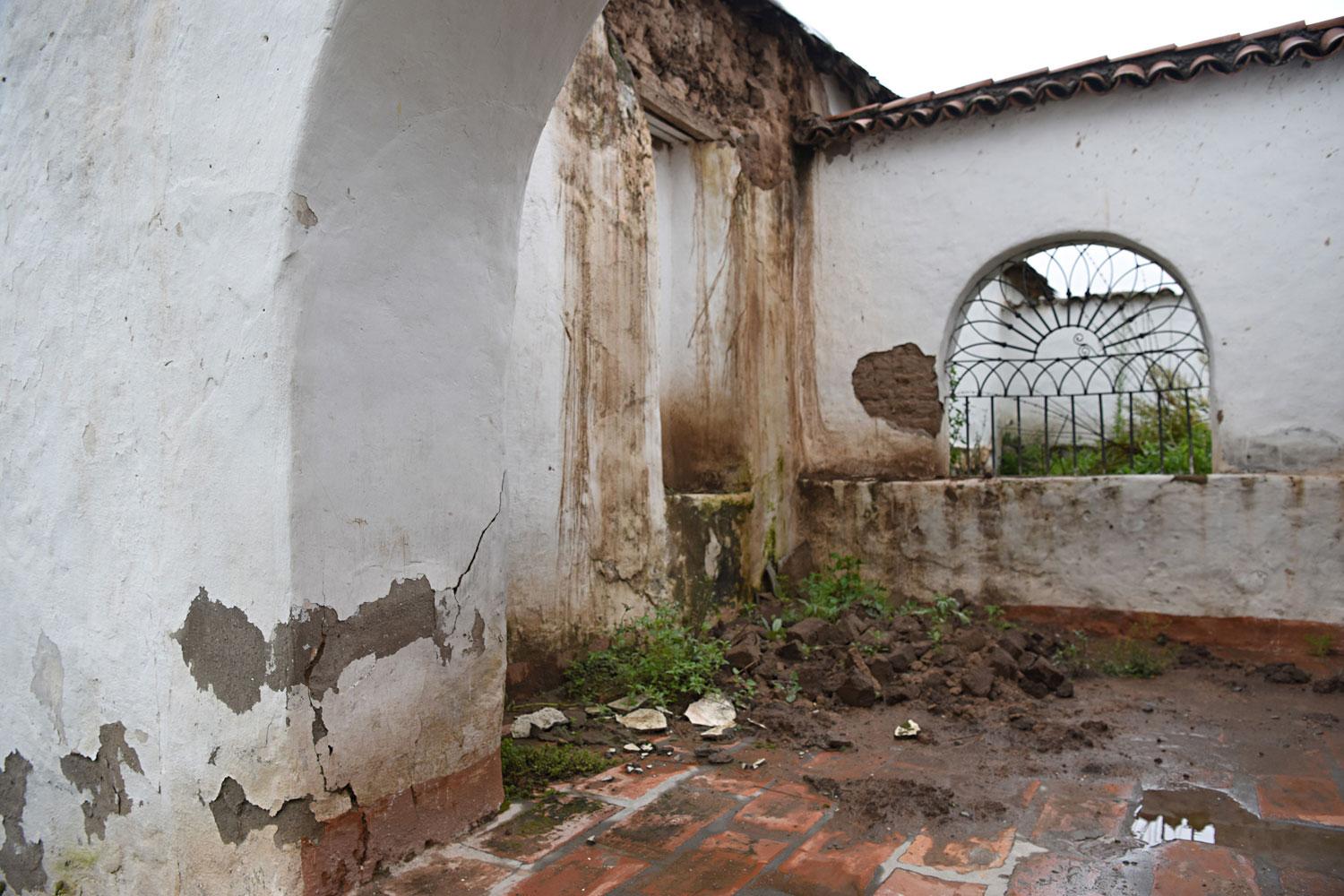 ABANDONADO. El aspecto que muestra uno de los sectores del edificio.