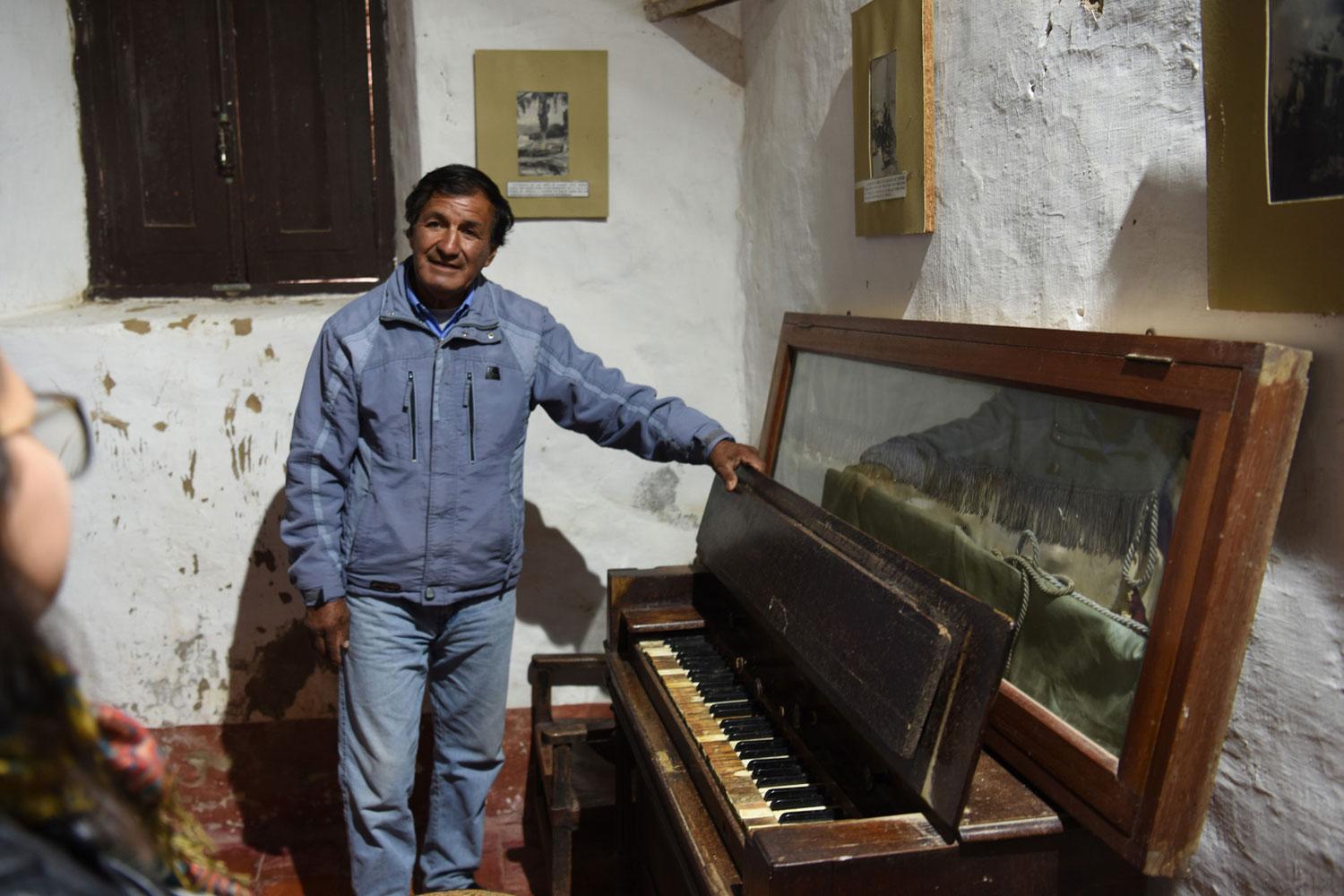 JUAN CRUZ. El guía que acompaña a los visitantes.