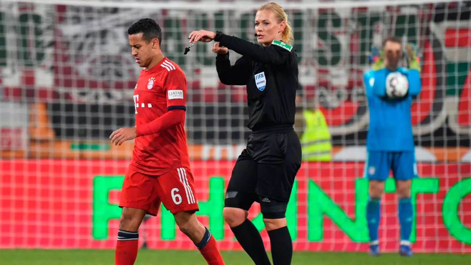 POR ELLA. Bibiana Steinhaus dirigió a Bayern Munich y en Irán no quisieron transmitir el partido.