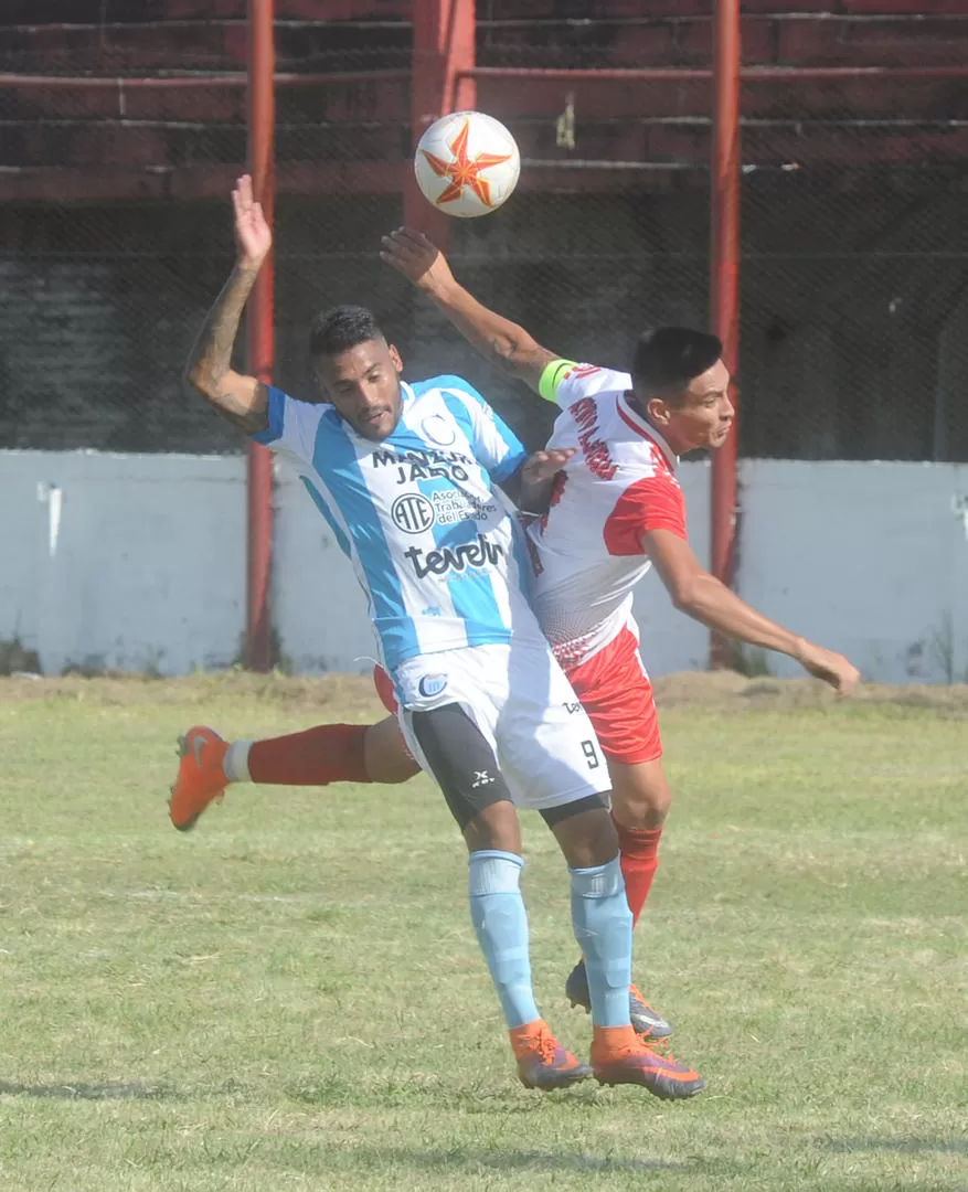 LA PELOTA NO TIENE DUEÑO. Antonio Ibáñez y Franco Barrera luchan en lo alto. El defensor “juliano” fue la figura del cotejo. la gaceta / foto de Antonio Ferroni