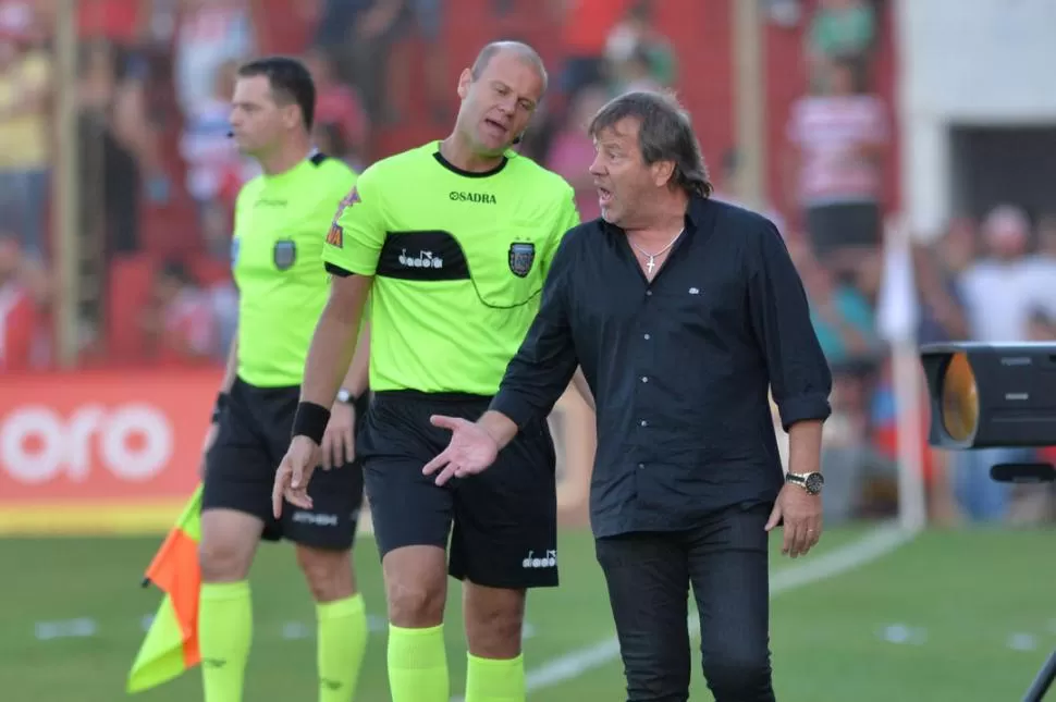 UN MUY MAL DÍA. Zielinski, además del pobrísimo partido del equipo, también discutió con Mariano González, el cuarto árbitro que intentaba contenerlo durante el primer tiempo del partido del viernes.  foto de JAVIER ESCOBAR (especial para la gaceta)