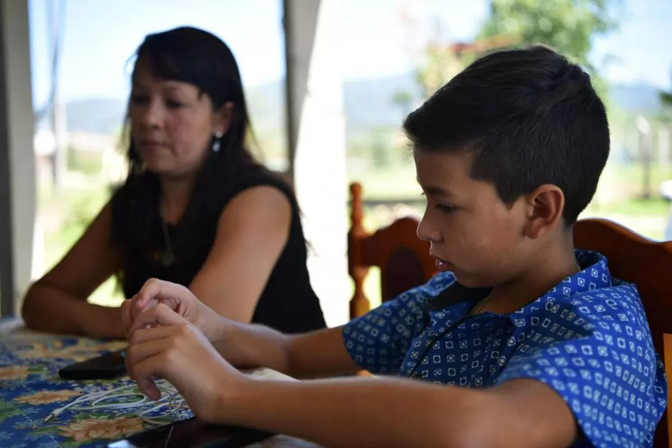 CON LA GACETA. “Santi” y su mamá, durante la entrevista con el diario. 