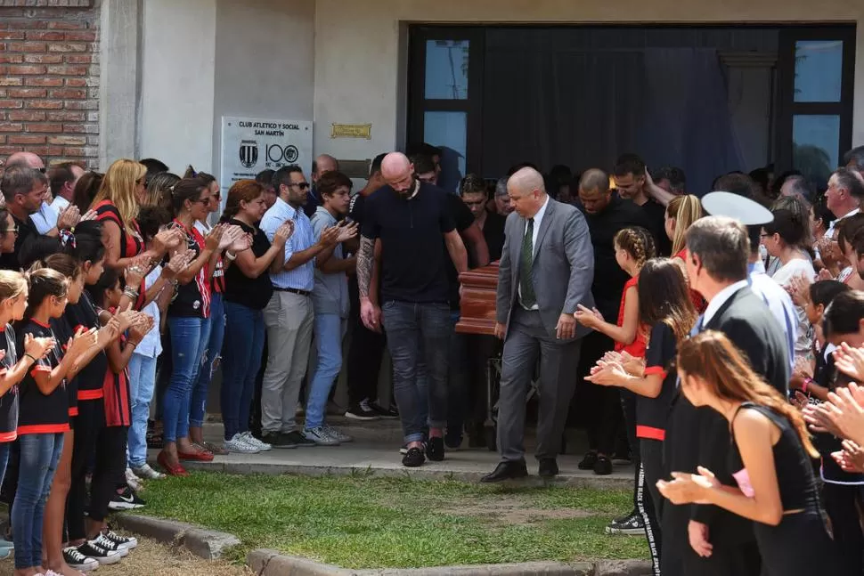 ADIÓS. Nicolás Pallois (remera negra), ex compañero de Sala en Nantes y su mejor amigo allí, viajó desde Francia y encabezó la retirada de sus restos de Emiliano. Reuters