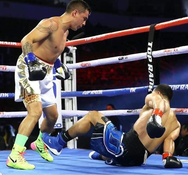 A LA LONA. El zurdazo de Coria acabó con Díaz Jr. Es recomendable buscar el video del nocaut en internet.