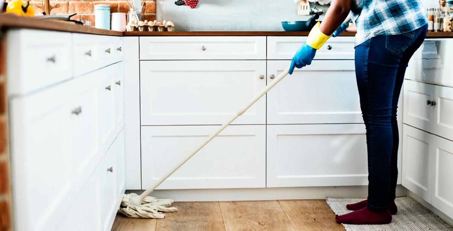 Varios de los químicos usados para limpiar la casa también contaminan el aire.