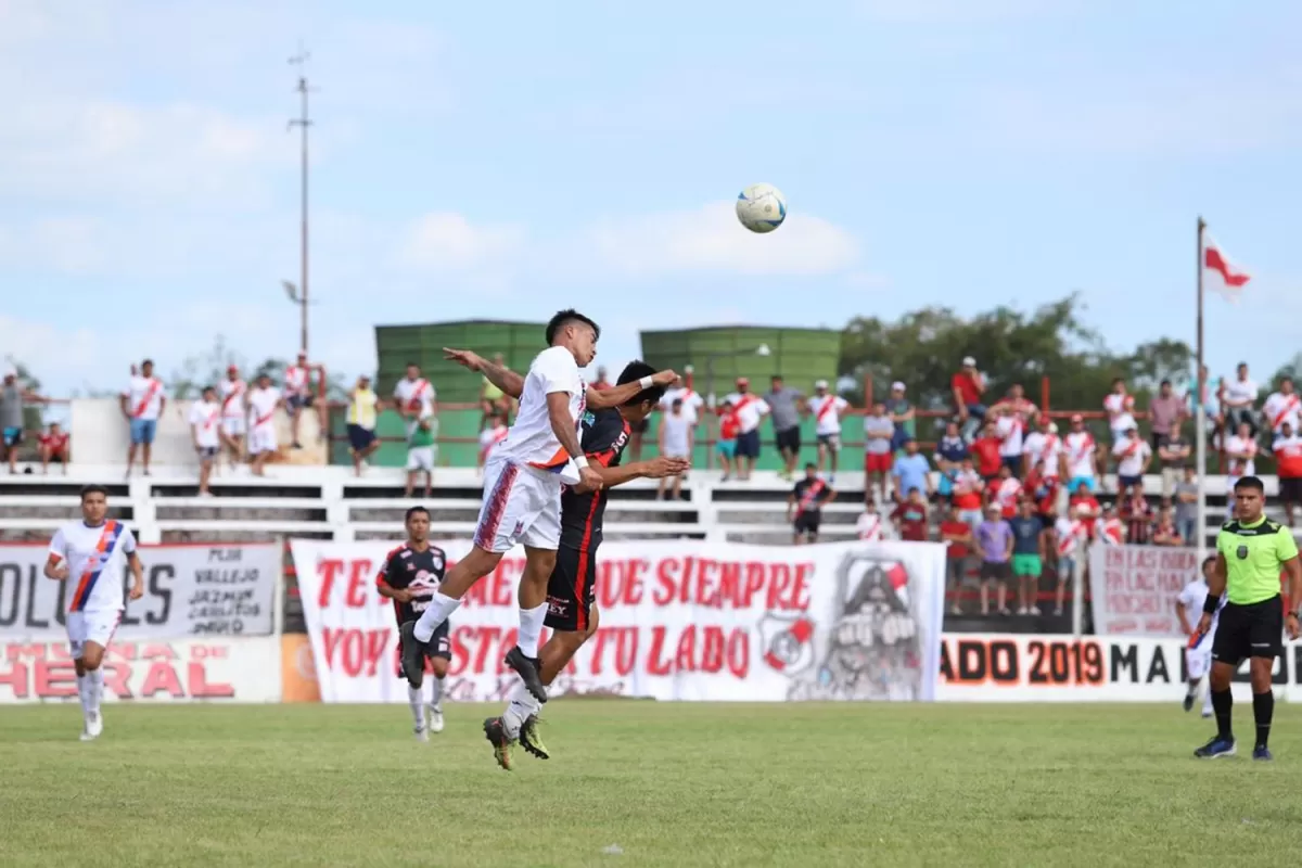 BIEN ARRIBA. Lucas Vallejo, de Llorens, le gana en el salto a Daniel López. 