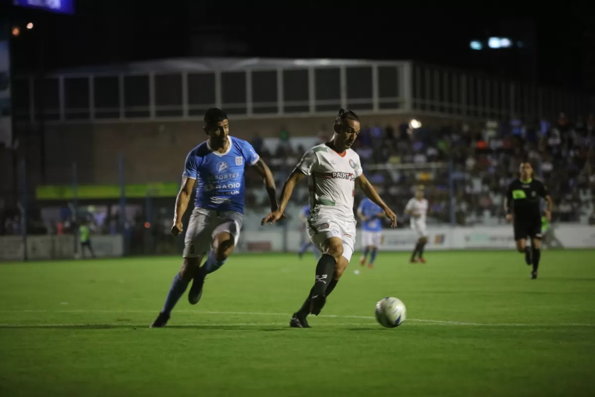 FIRME. Franco Zambrano se lleva la pelota alejando el peligro que representa Miranda, de Estudiantes.