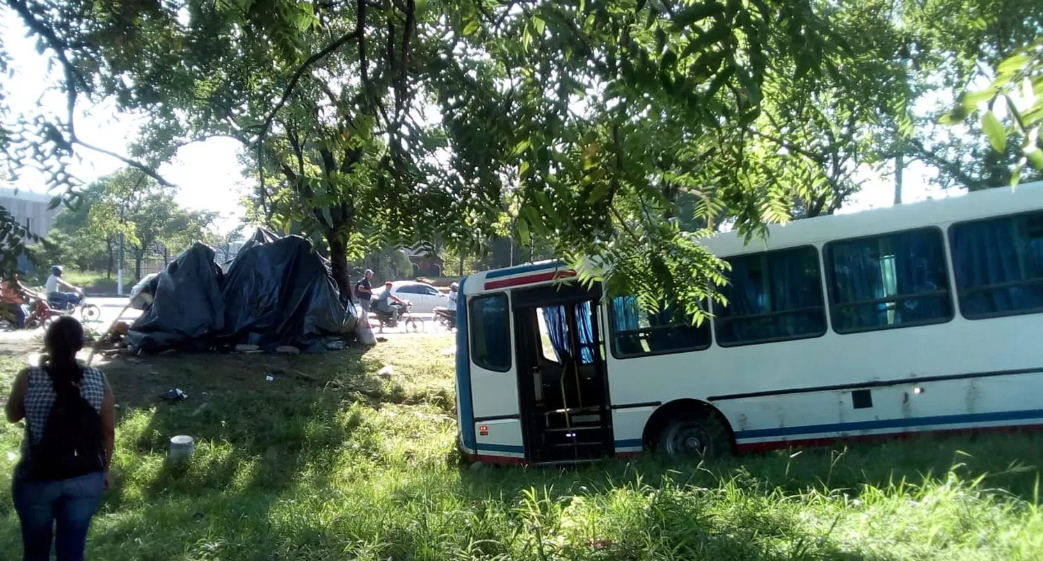 A LA BANQUINA. Así terminó el vehículo que se habría quedado sin frenos. FOTO ENVIADA A TRAVÉS DE WHATSA