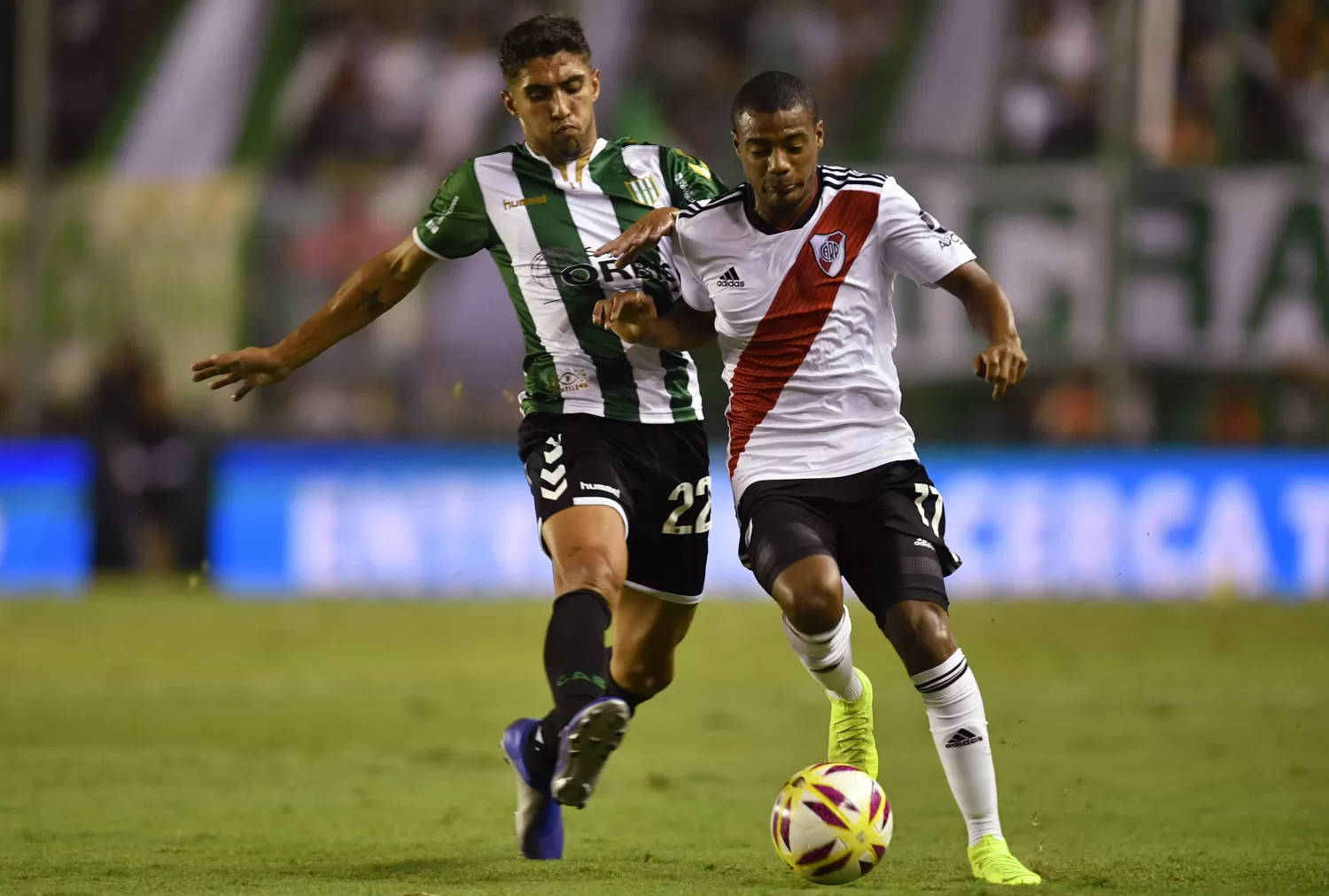 VELOCIDAD. Nicolás De la Cruz se lleva la pelota ante la marca de Juan Álvarez.